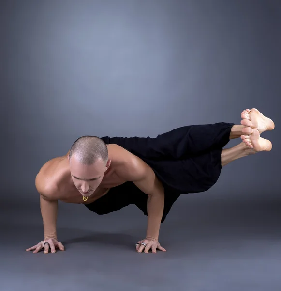 Estúdio foto de homem de meia-idade praticando ioga — Fotografia de Stock