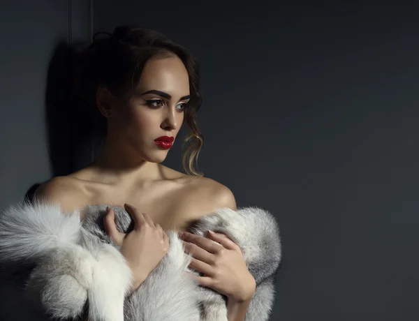 Image of beautiful model posing naked with fur — Stock Photo, Image