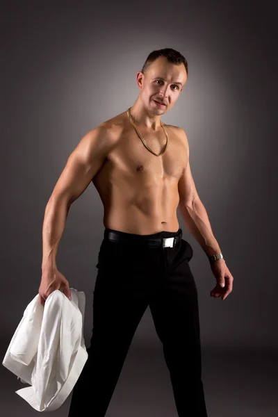 Ballerino si tolse la camicia e posa davanti alla macchina fotografica — Foto Stock