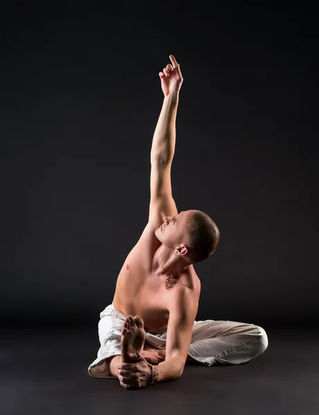 Imagen del hombre con el pecho desnudo haciendo yoga en el estudio — Foto de Stock