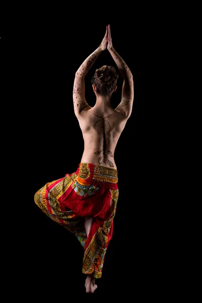 Вид сзади на стройную топлесс-женщину, практикующую йогу — стоковое фото