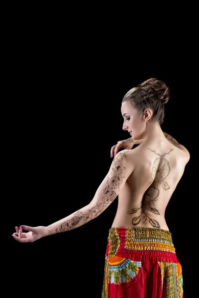 Op womans lichaam prachtige patronen van henna — Stockfoto
