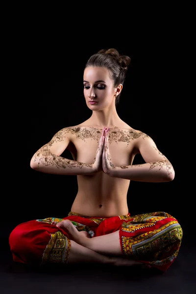 Mehendi. Pretty woman meditating in lotus position — Stock Photo, Image