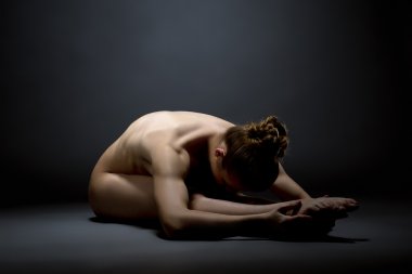 Germe poz çıplak model. Studio fotoğraf