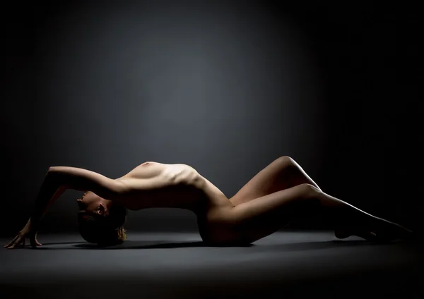 Erotica. Bailarina desnuda posando graciosamente ante la cámara — Foto de Stock