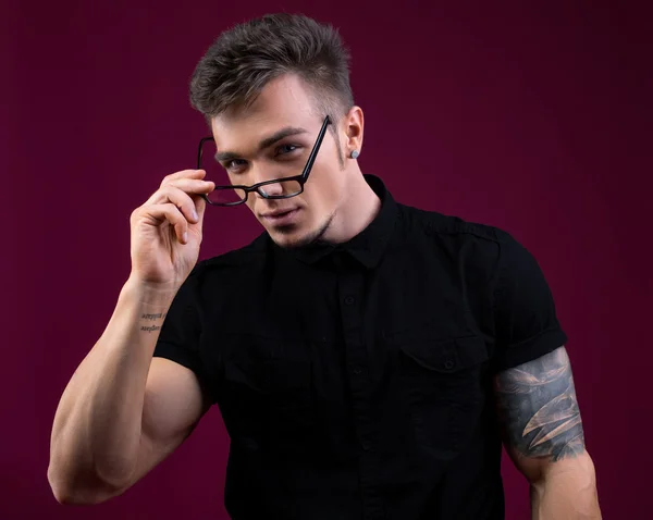 Portrait of sexy bodybuilder took off his glasses — Stock Photo, Image