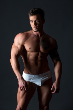 Fit vücut mavi gözlü yakışıklı adamla görüntüsünü