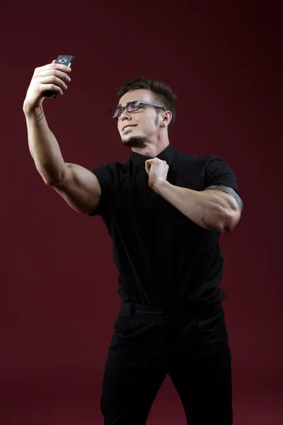 Elegante joven haciendo selfie en el estudio —  Fotos de Stock