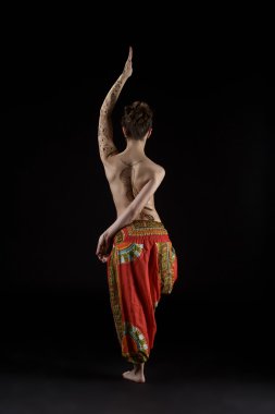 Yoga. Üstsüz kadın asana yaparken stüdyo fotoğrafı