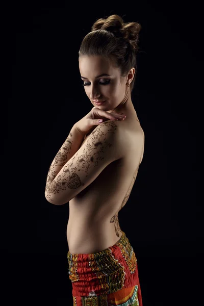 Mehndi. auf Mädchenhänden und Rückenmustern aus Henna — Stockfoto