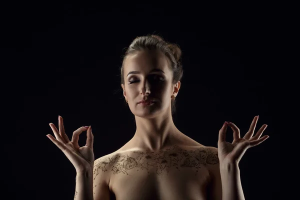 Yoga. Çıplak kadın meditasyon, mudra onun elinde — Stok fotoğraf