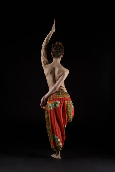 Yoga. Estúdio foto de mulher de topless fazendo asana — Fotografia de Stock