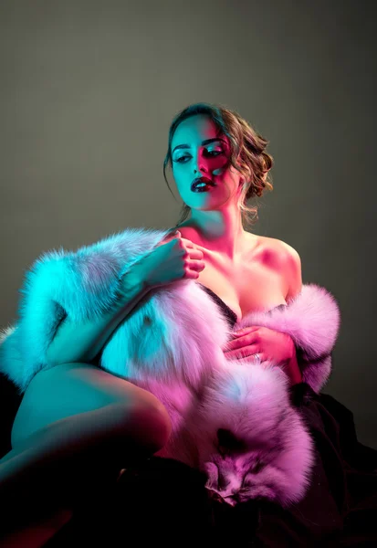 Erotica. Sensuele naakt model in luxe bontjas — Stockfoto
