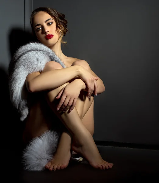 Σεξουαλική γυμνή γυναίκα που θέτουν σε κομψό γούνινο παλτό — Φωτογραφία Αρχείου