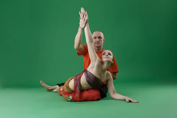 Yoga. Ausbilder hilft Frau Asana durchzuführen — Stockfoto