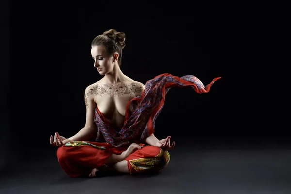Jóga. Smyslná žena přemýšlí v lotosové pozici — Stock fotografie