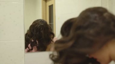 Güzel esmer görünümünü kendini aynada hayran