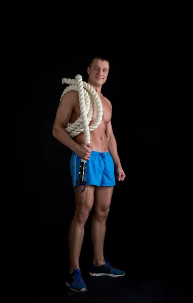 Foto van lachende sportman poseren met touw — Stockfoto