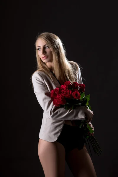 Sexy barelegged model posing with rose bouquet — Stock Photo, Image