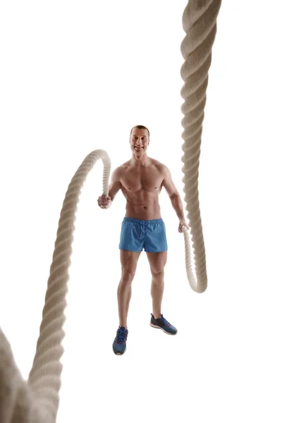Lachende bodybuilder uitoefenend met touw — Stockfoto
