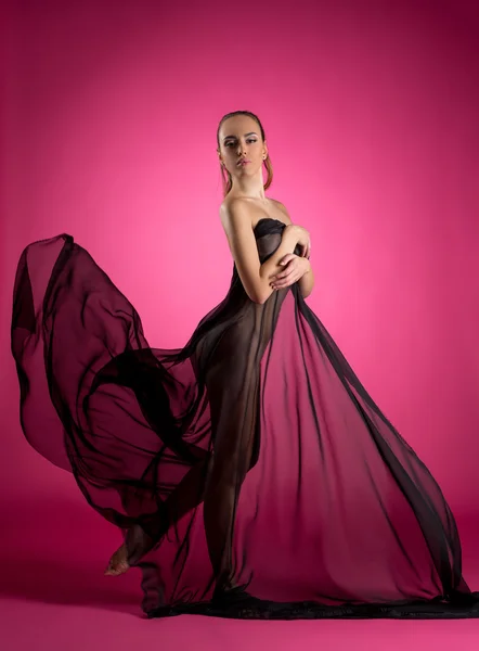 Elegante naakt model poseren met weefsel flying — Stockfoto