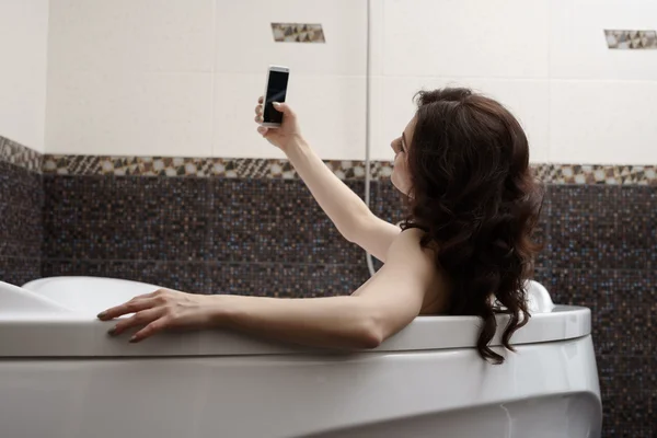 Esmer seksi fotoğraf çekimi banyo yaparken yapıyor — Stok fotoğraf