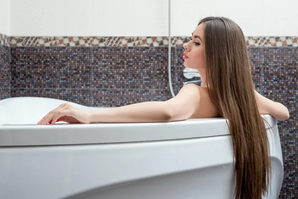 Imagem de sexy morena de cabelos longos tomando banho — Fotografia de Stock
