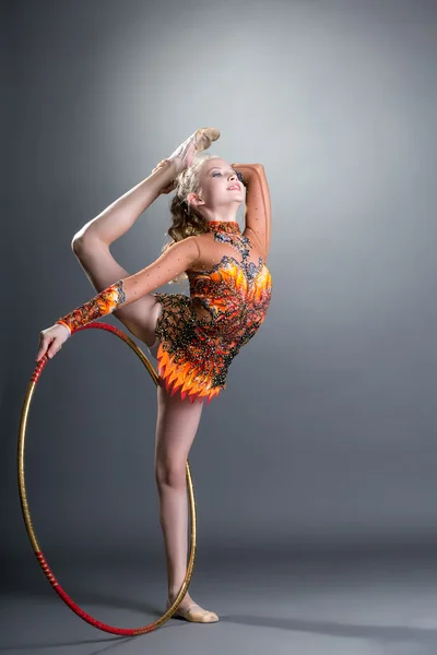 Adorable little gymnast performs with hoop — Stock Photo, Image