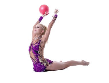 Görüntü ritmik jimnastikçi topu ile gerçekleştirir