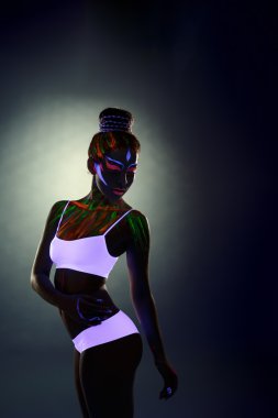 Seksi dansçı neon bodyart Studio ile poz