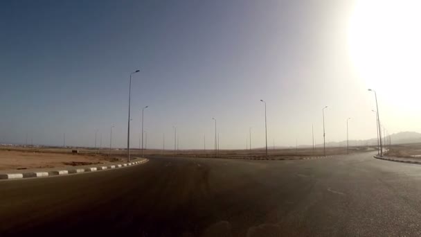 Visa från flyttar bilen på motorvägen i Egyptens öken — Stockvideo