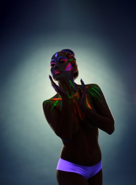 Aydınlık resimlerbodypainting ile seksi üstsüz kız