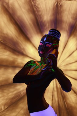 Clubbing. Aydınlık resimlerbodypainting ile üstsüz kız