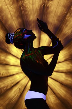 Clubbing. Aydınlık resimlerbodypainting ile seksi dansçı