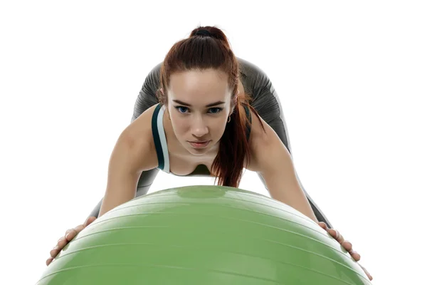 Treinamento menina de olhos azuis bonito com bola de fitness — Fotografia de Stock