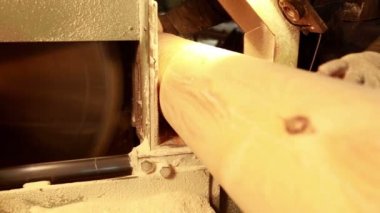 Ağaç işleme. Kereste makine çalıştıran görünümü