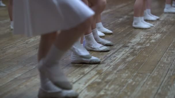 Ballet. Vista de niñas aprenden movimientos de baile — Vídeo de stock