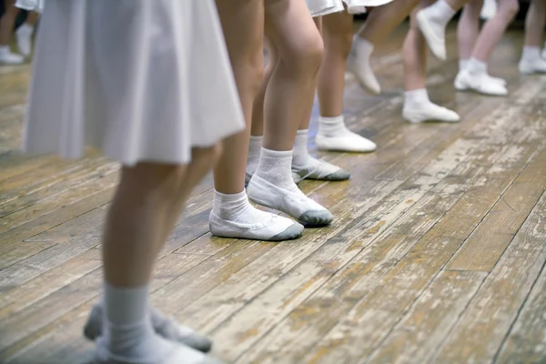 Jenter på ballettskole. Bilde av bein, nærbilde – stockfoto