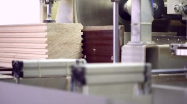 Ağaç işleme. Testere görünümü profiled bar keser
