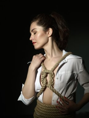 Shibari. Güzel model ile ip bağladılar