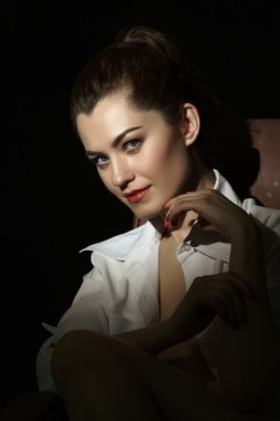 Çıplak vücut üzerinde bluz giyen çekici kadın