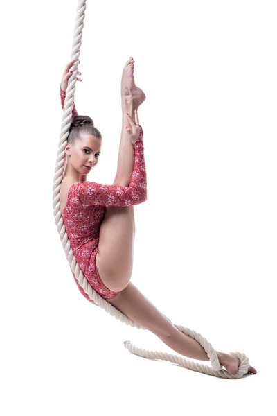 Charmiga barfota flicka poserar hängande på rep — Stockfoto