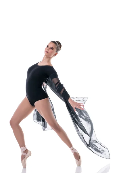 Элегантный балетный танцор, позирующий с летающей тканью — стоковое фото