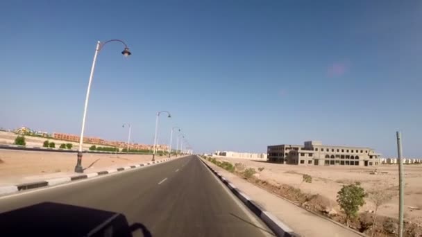 Blick auf Autobahn und Landschaft. Ägypten, Afrika — Stockvideo