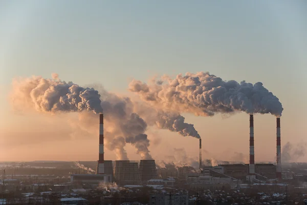 Weergave van citys verwerkende sector bij zonsondergang — Stockfoto