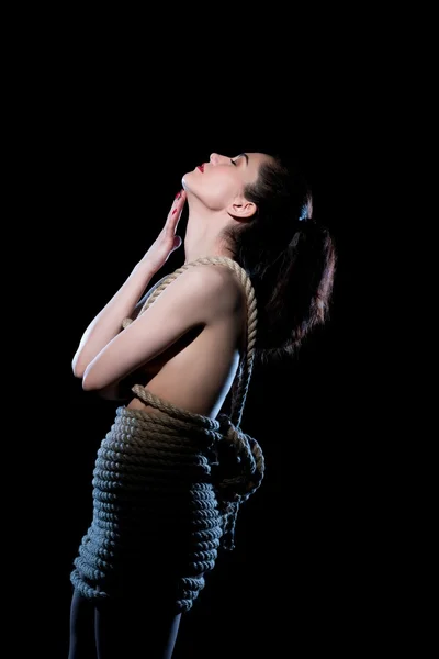 Knechtschaft oder bdsm, shibari. Nacktes Mädchen mit Seil gefesselt — Stockfoto