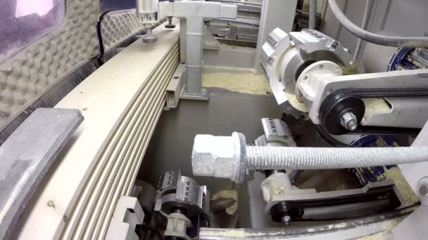 Ouvrier charge le bois et fonctionne fraiseuse 