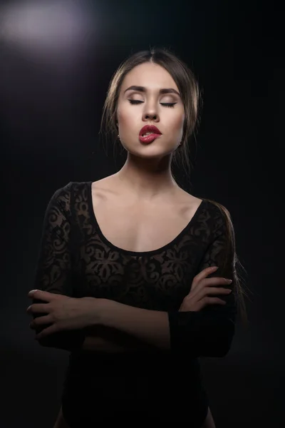 Brunette aux lèvres sexy habillée en body érotique — Photo