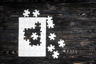 tamamlanmamış center ve parçaları ile başlamış bulmaca