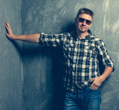 duvara karşı onun elinde kalan adam